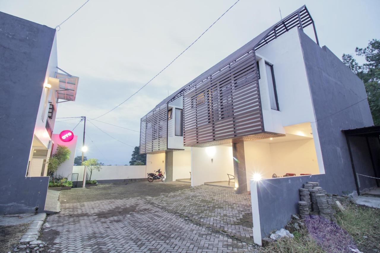 Oyo 396 Tibrae Residence Syariah Lembang Exteriör bild