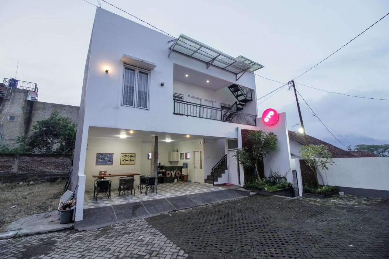 Oyo 396 Tibrae Residence Syariah Lembang Exteriör bild